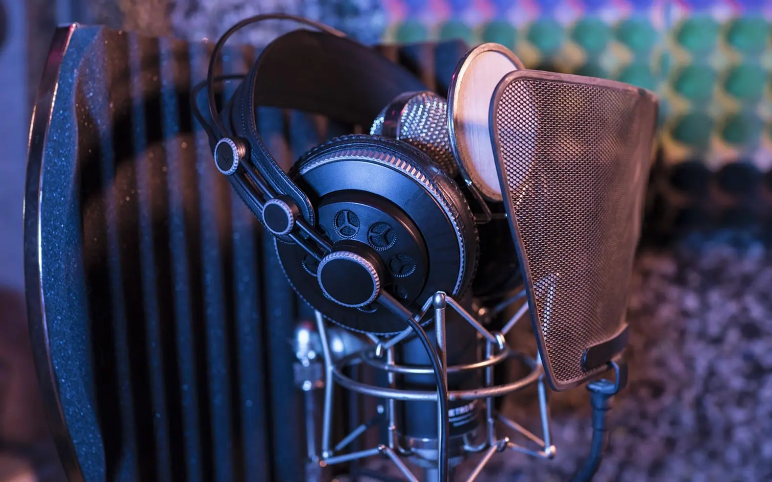 Audio, close-up and condenser microphone